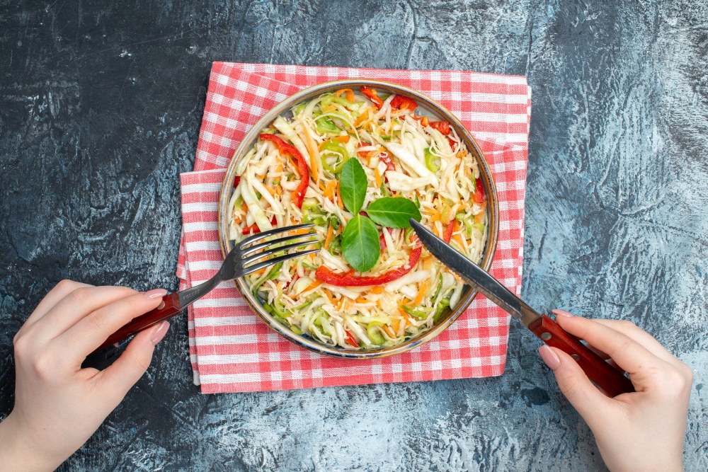 Quick and easy healthy lunch recipe featuring a fresh vegetable salad with cabbage, carrots, and bell peppers, perfect for busy days.